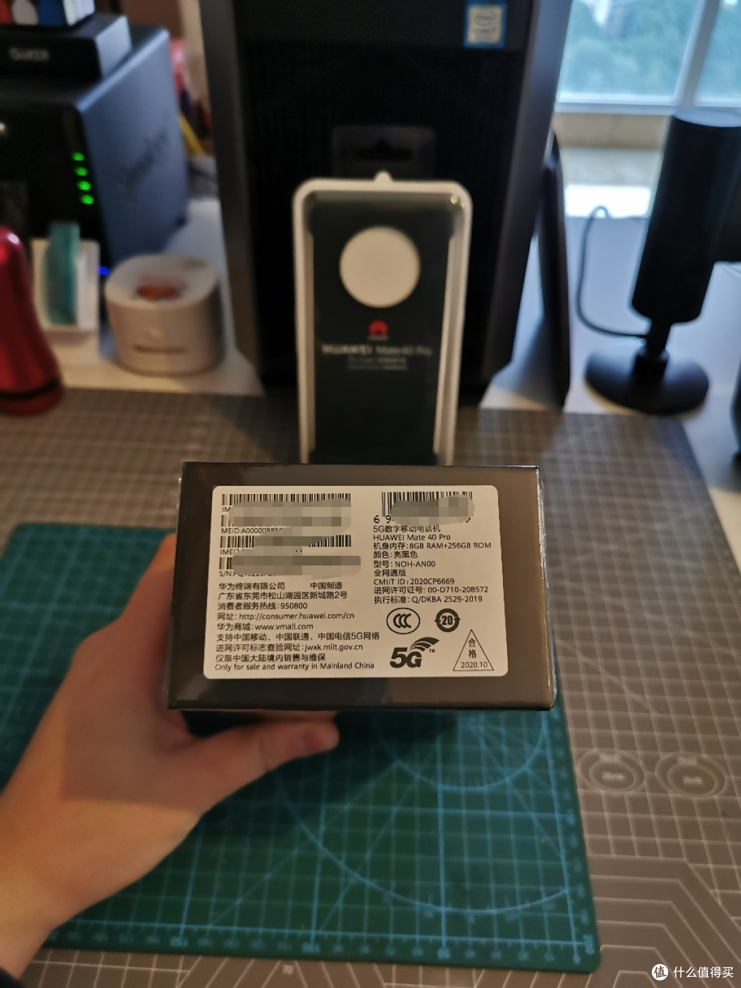 这就是全新mate40pro的包装盒,简约,且中间有一个圆环,刚好对应今年