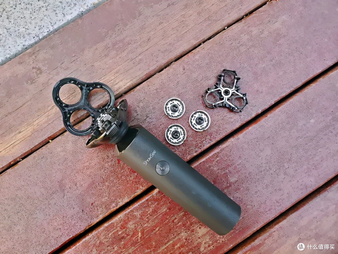 小适电动剃须刀F1,三刀头为男士带来顺滑亲肤剃须体验