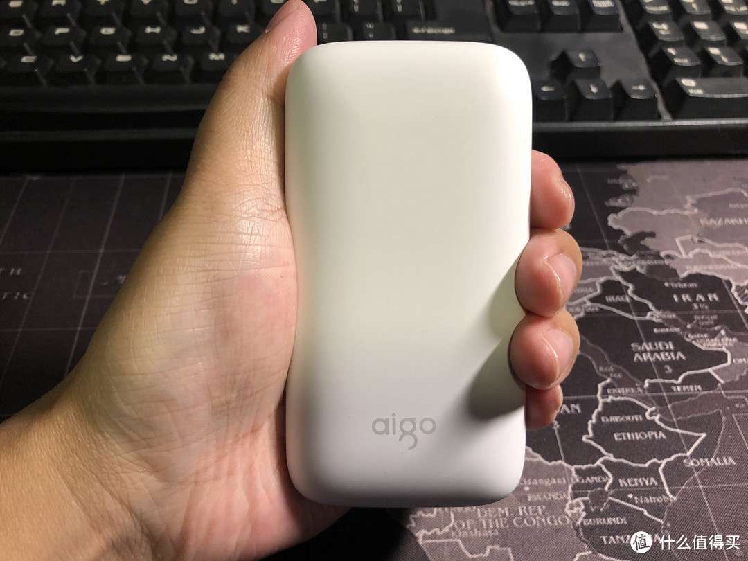 身材娇小惹人爱—aigoX10P移动电源（快充版）10000mAh