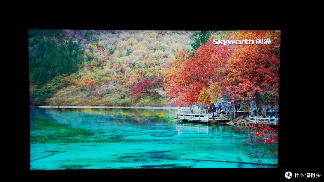 4K、HDR、双全功能C口,显示效果出色的CForce便携式显示器