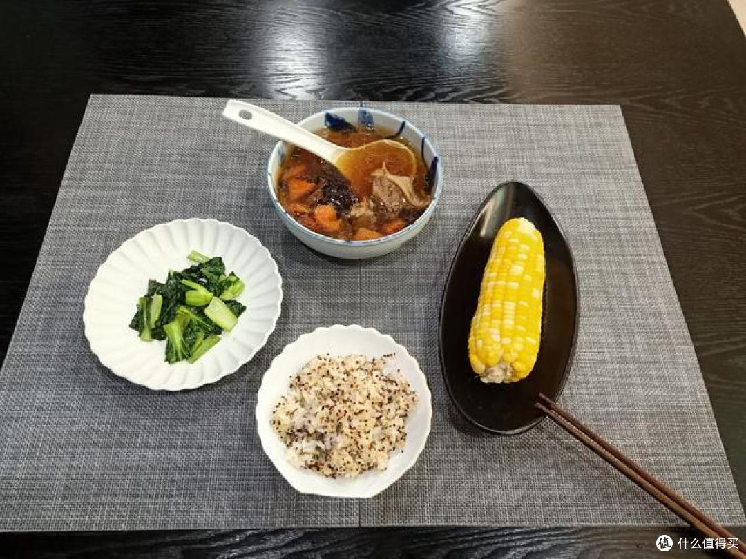 这个女人真精致,1个人吃饭也有肉有菜有汤,活得轻松又美好