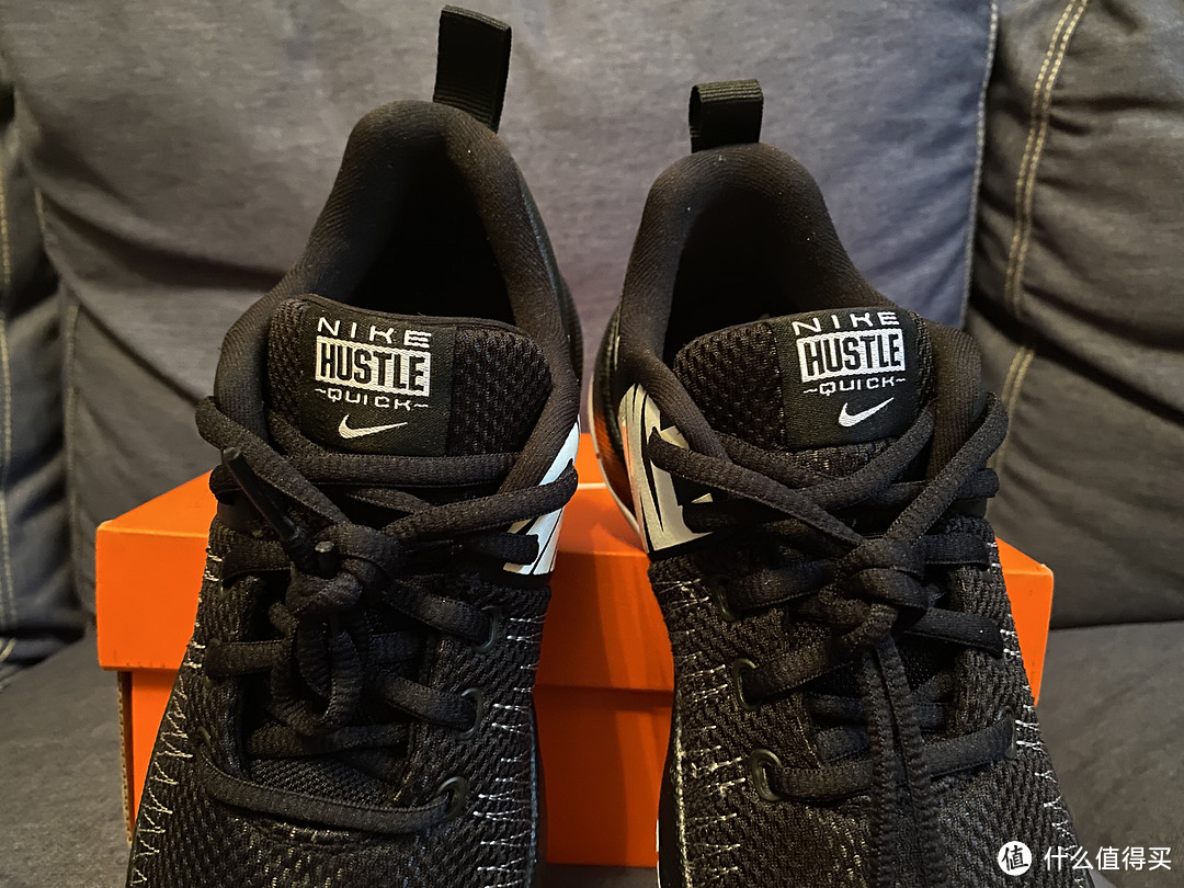 黑白两色的Nike Team Hustle Quick