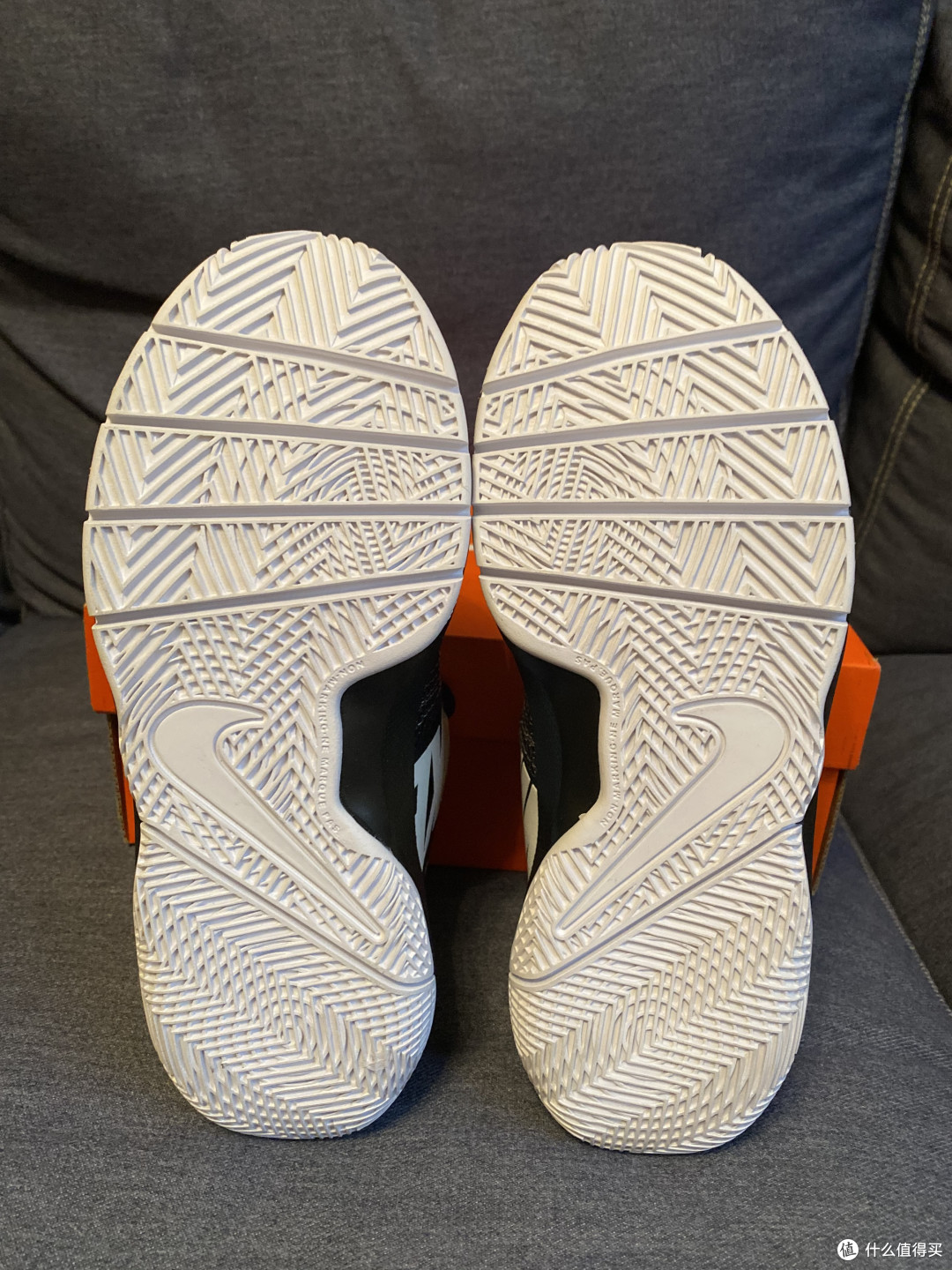 黑白两色的Nike Team Hustle Quick