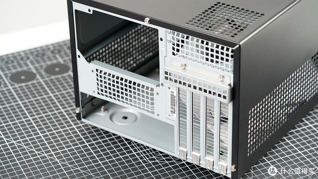 卧式3A ITX主机装机：RTX3070+10个硬盘位，兼顾高性能与大存储