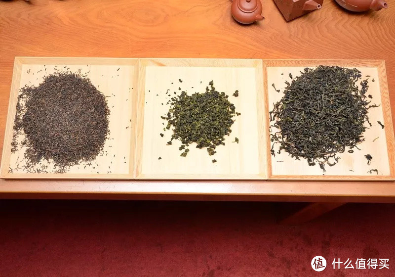 由左至右分别是：紧压茶（茶饼）、球状茶、条茶