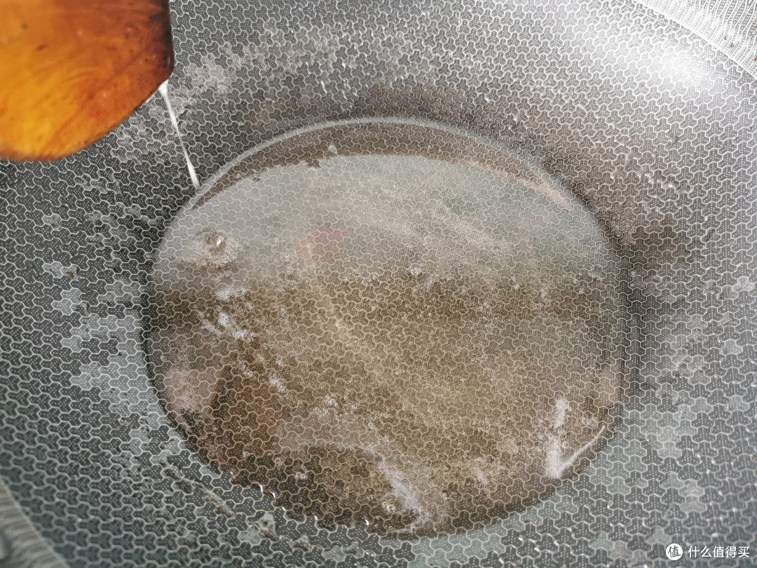 这水果再不吃就得等明年了,倒点白糖炒一炒,酸甜开胃,做法简单