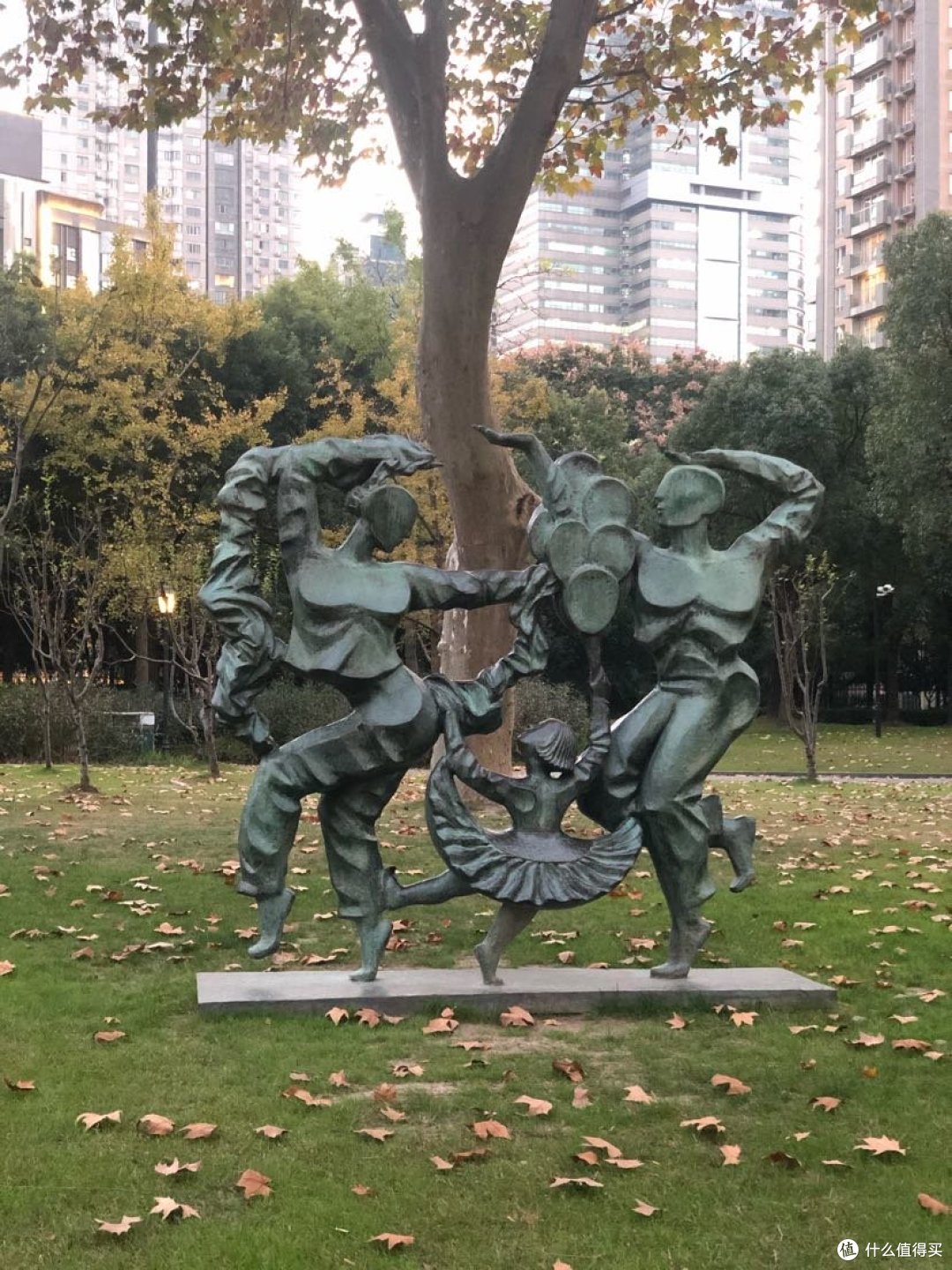 中山公园是樱花最密集的地方,坐落繁华的商业圈,游玩于上海市长宁区市中心