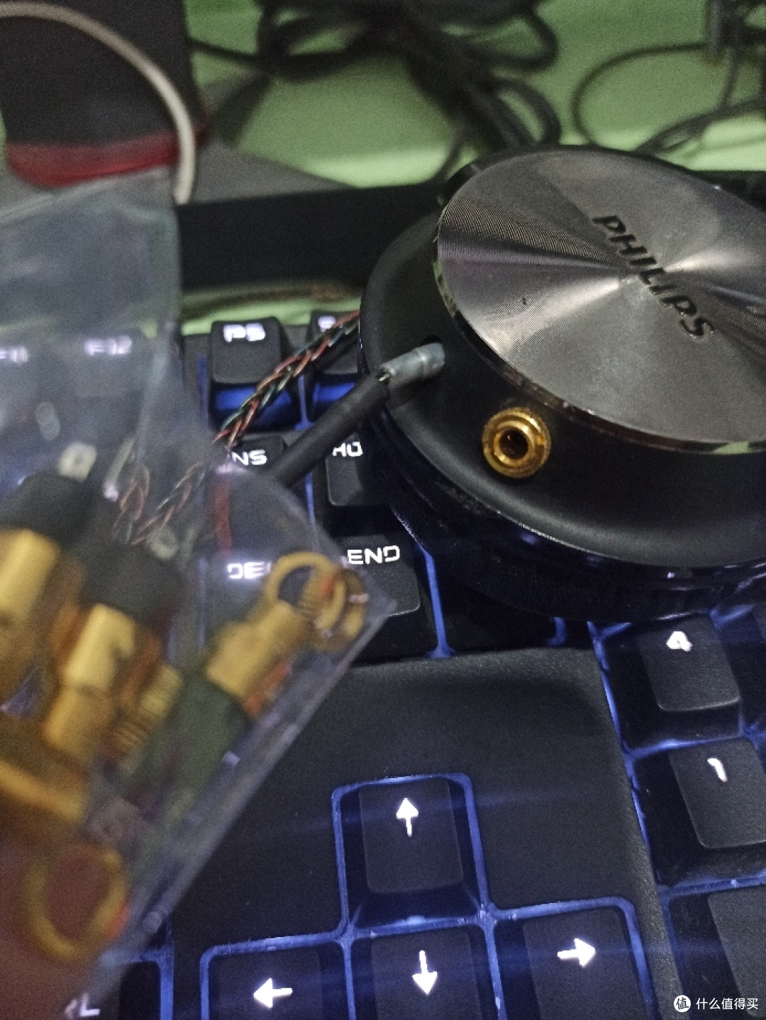 耳机钻孔是斜面的，没有像预估的那样多出来一截，带内螺纹的耳机插头没法拧上，是个遗憾。