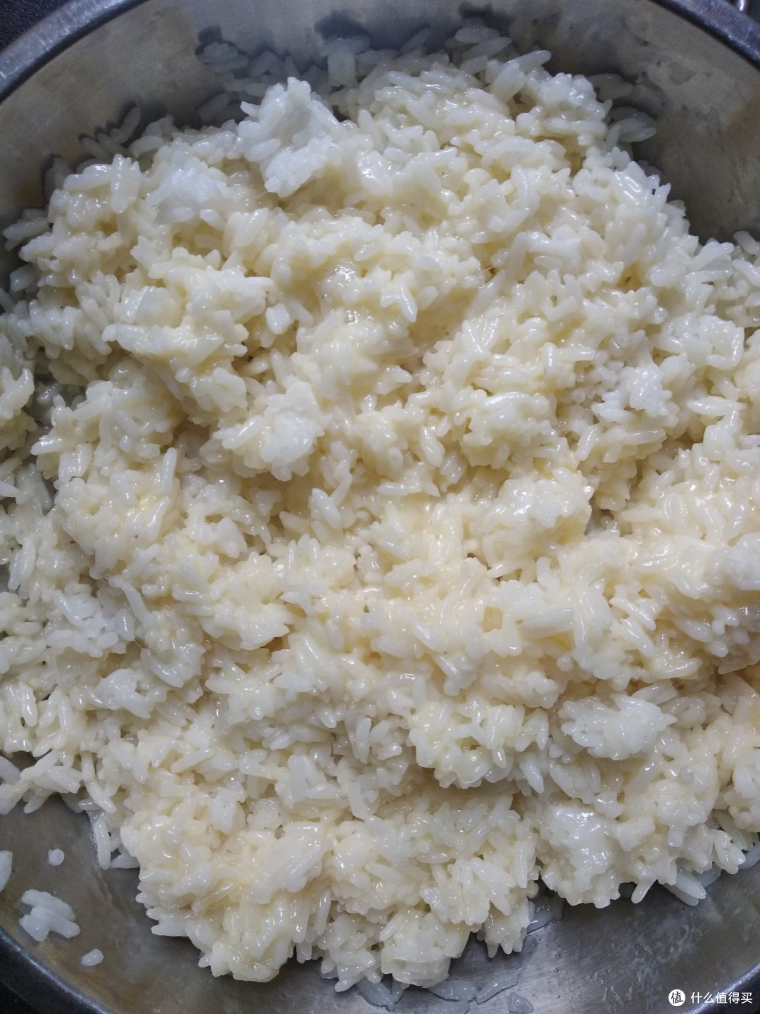 蛋液已经均匀包裹着米饭了