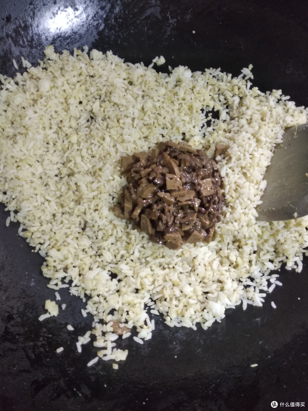 放入肉类材料在翻炒一下