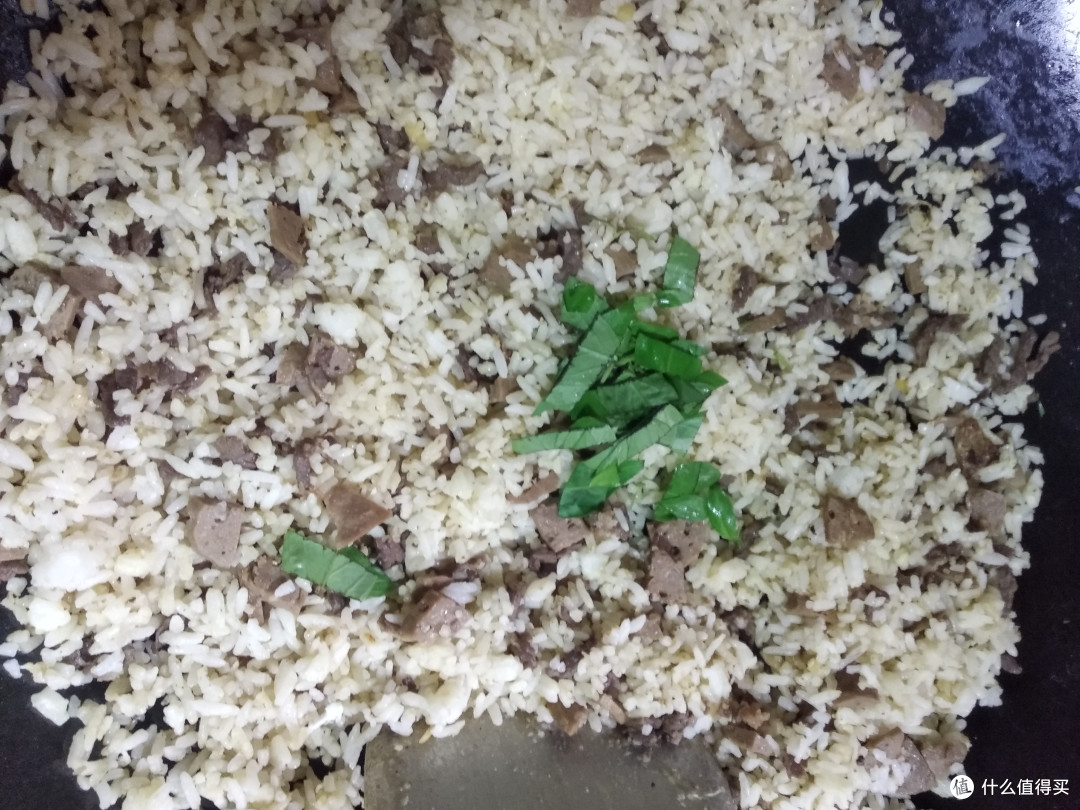 记得关火后才加入金不换叶子，翻炒一下后把炒饭堆一起，让香料的气味渗透到米饭之中