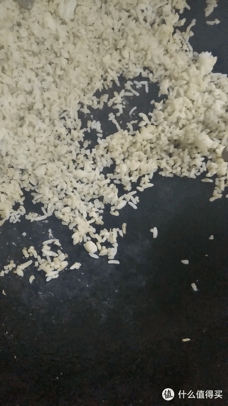 炒得全部米饭都开始有“跳舞”的状态,就说明饭已经炒好了