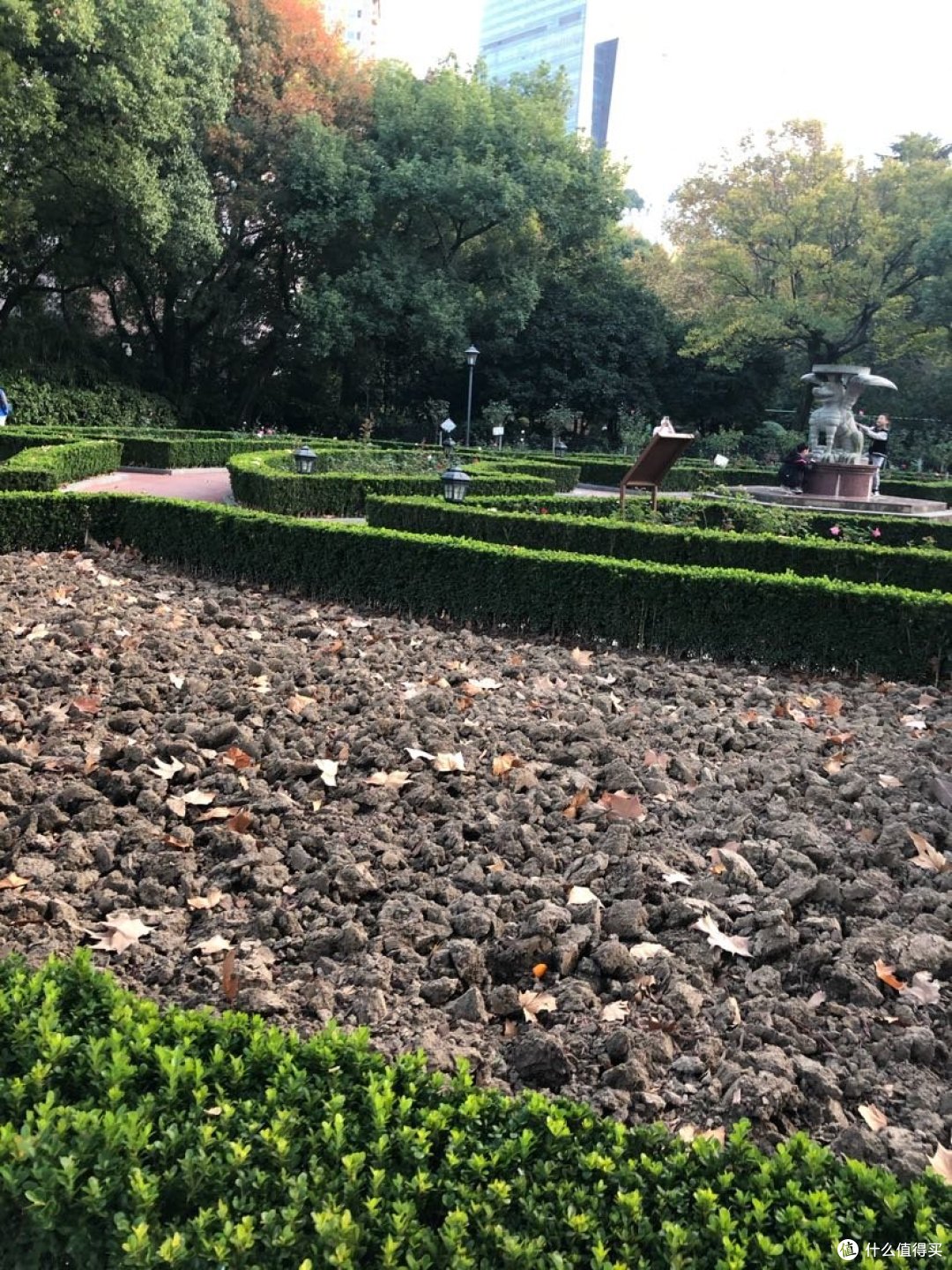 中山公园是樱花最密集的地方,坐落繁华的商业圈,游玩于上海市长宁区市中心