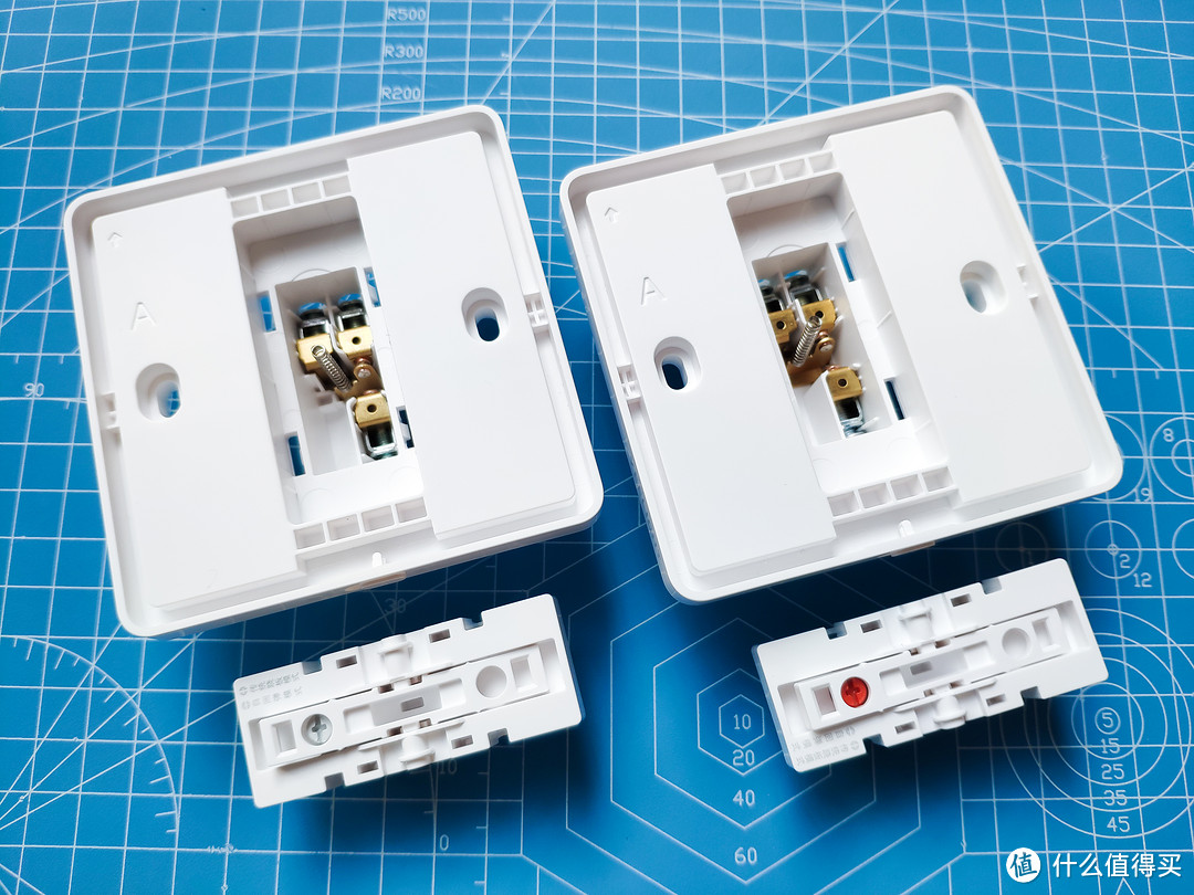 两款“凌动开关”拆解对比 —— 易来 Yeelight VS 小米 米家 MIJIA 墙壁开关
