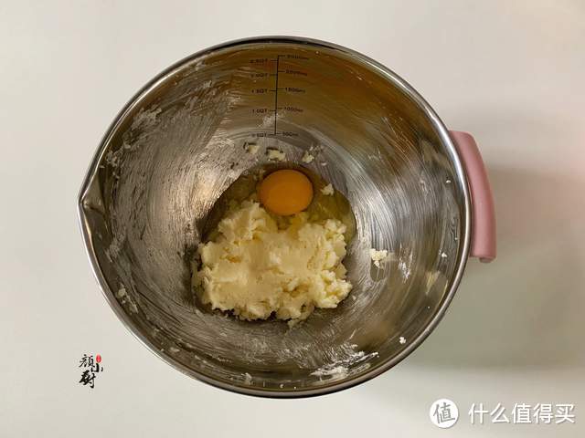 最近孩子迷上这零食，一口一个，比面包简单，酥脆香甜，一学就会