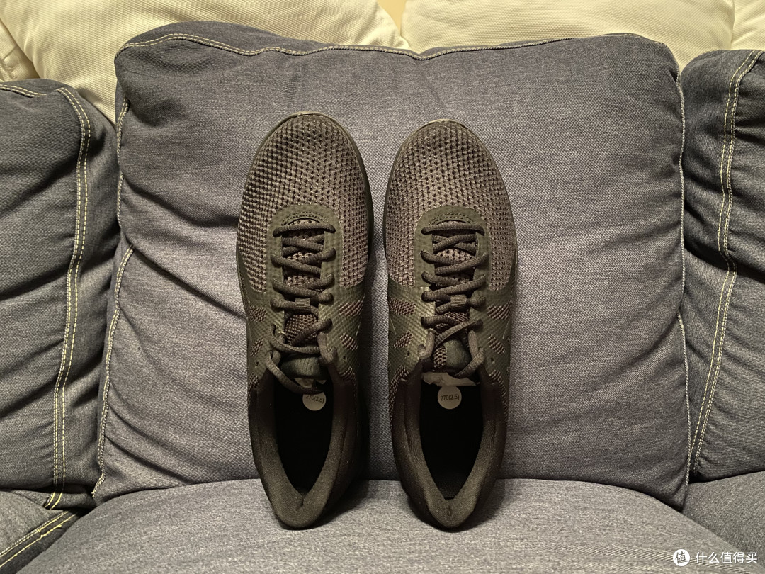 很像lunar的黑里俏Nike Revolution 4