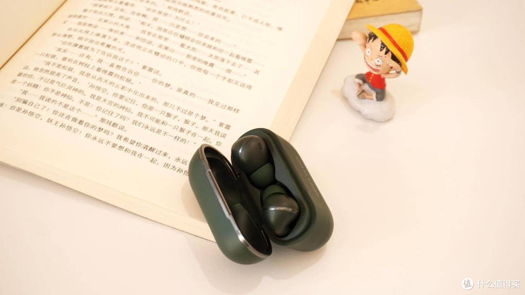 朋友赠送，说是比AirPods更香，音质不算高级，但颜值还是可以的