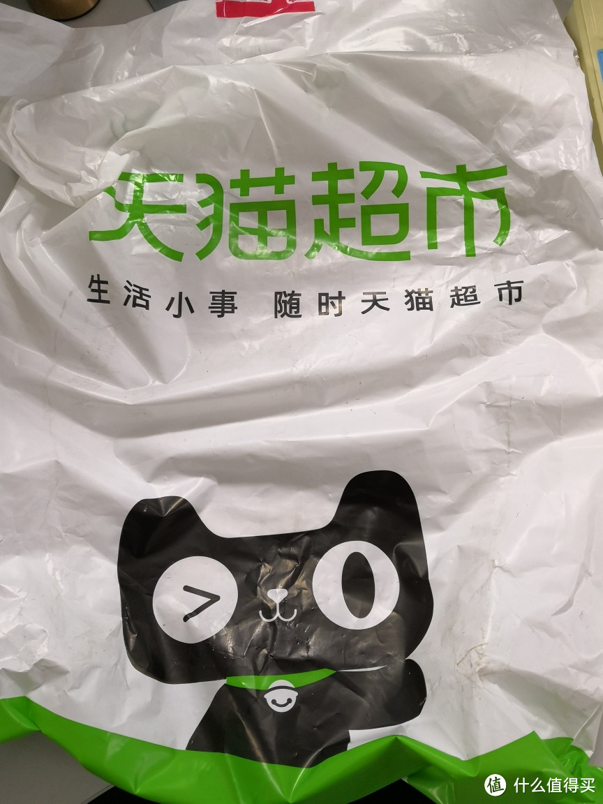 最外层是天猫logo塑封袋，防雨雪不说，拆完还能当一次性垃圾袋使用