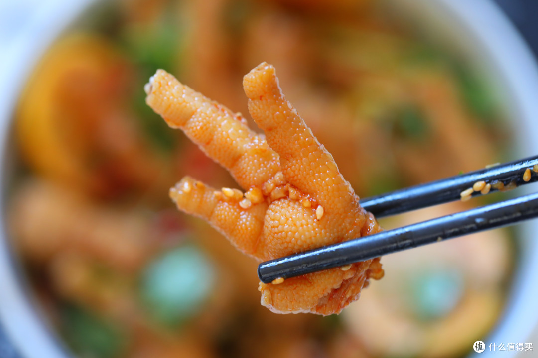 鸡爪别再红烧了，加点水果，酸辣不油腻，Q弹筋道，煲剧必备零食