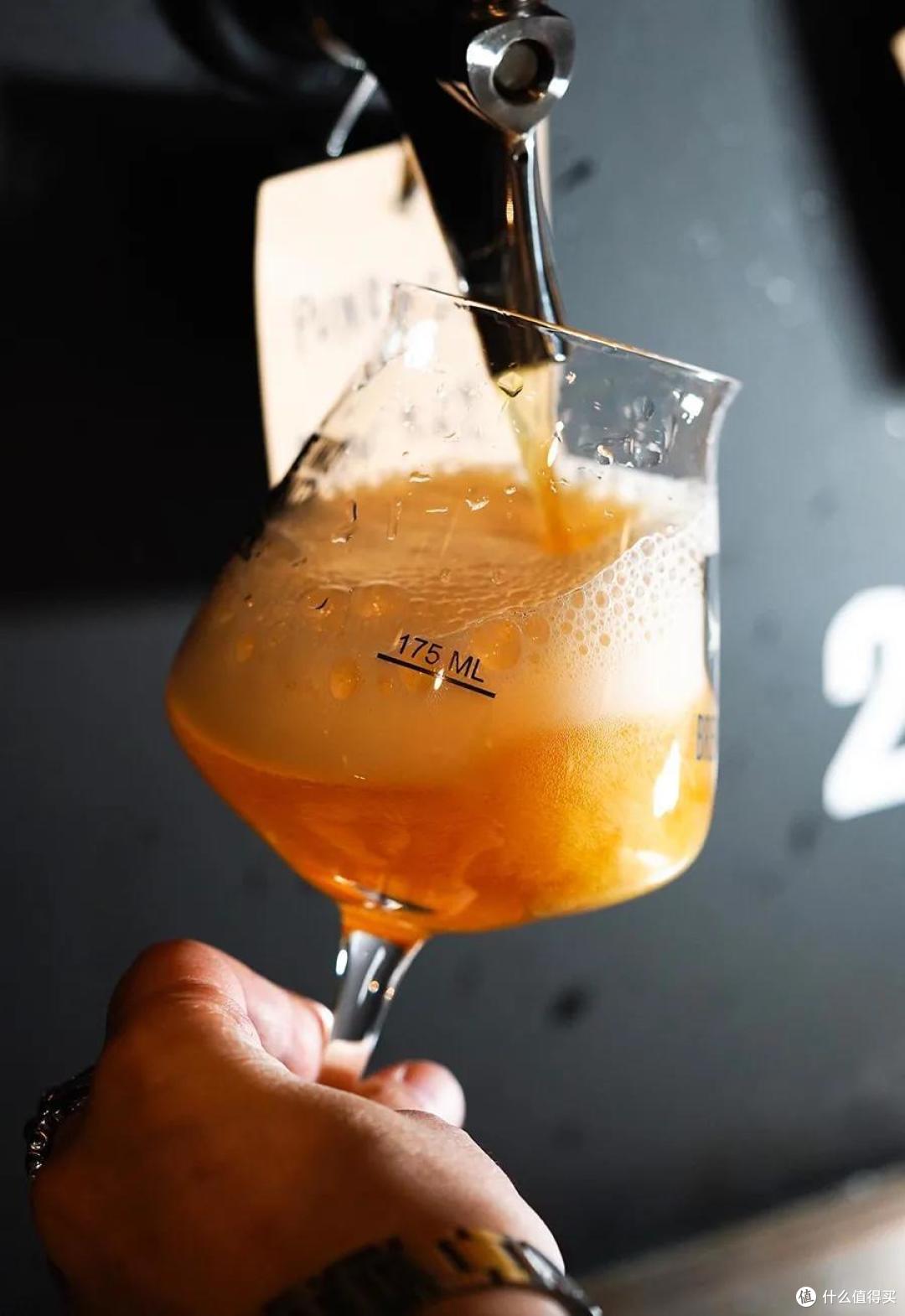腐国来的精酿啤酒“教父”,店里有28个“酒龙头”