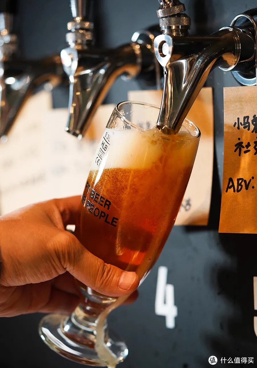 腐国来的精酿啤酒“教父”,店里有28个“酒龙头”