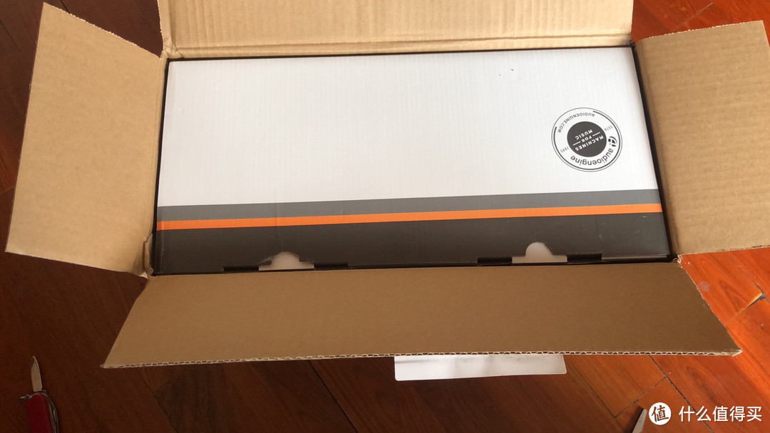 两层包装，简单的纸板箱里还有个彩色的包装盒。