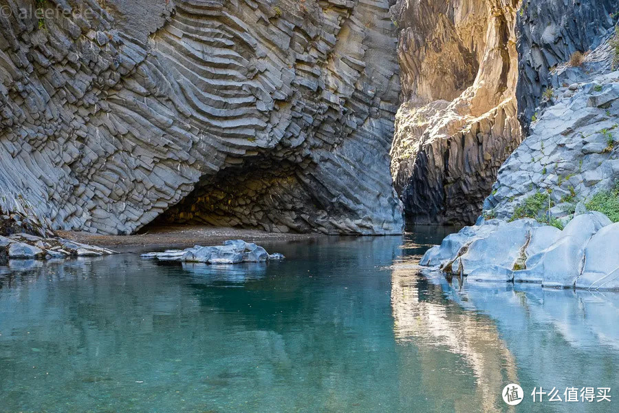▲ Alcantara峡谷，火山岩与涧流互相映衬出如神话般的银蓝色