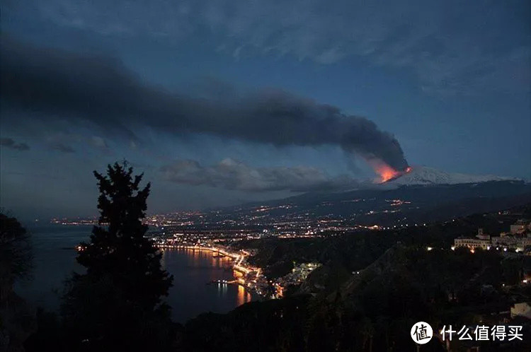 ▲ 夜色中喷发的埃特纳火山