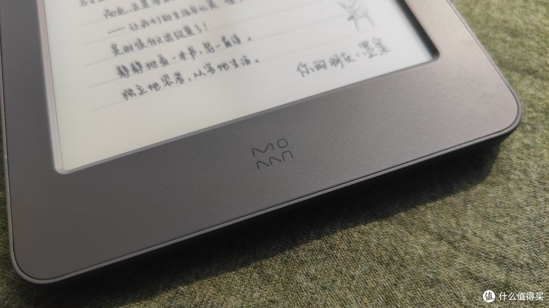 下巴上只有一个印刷的LOGO