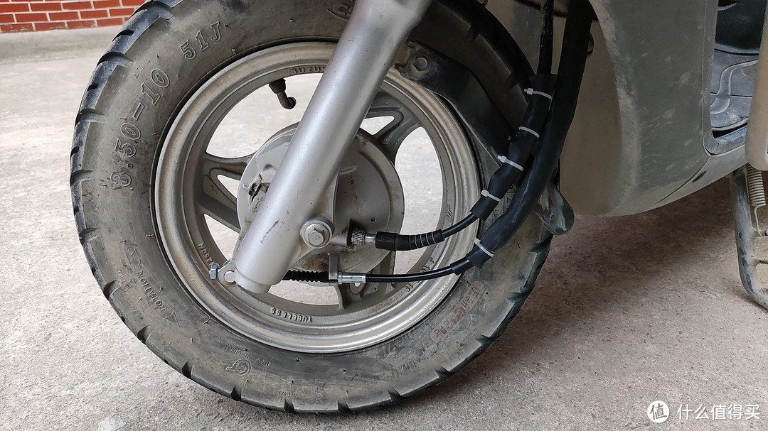 摩托车保养篇八铃木韵彩qs100t踏板摩托车更换前刹车线