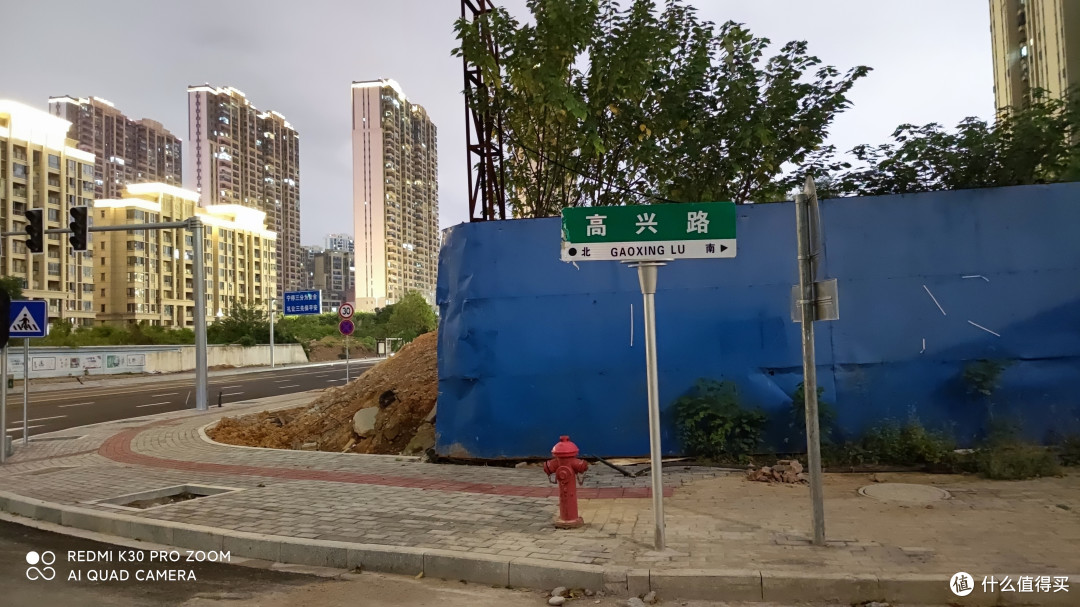 晚上回到赣州，吃完晚饭出去遛弯，准备到新区的中央公园转转。话说房地产事业发展的真好，到处都是新楼盘，这条路名字起得也好！