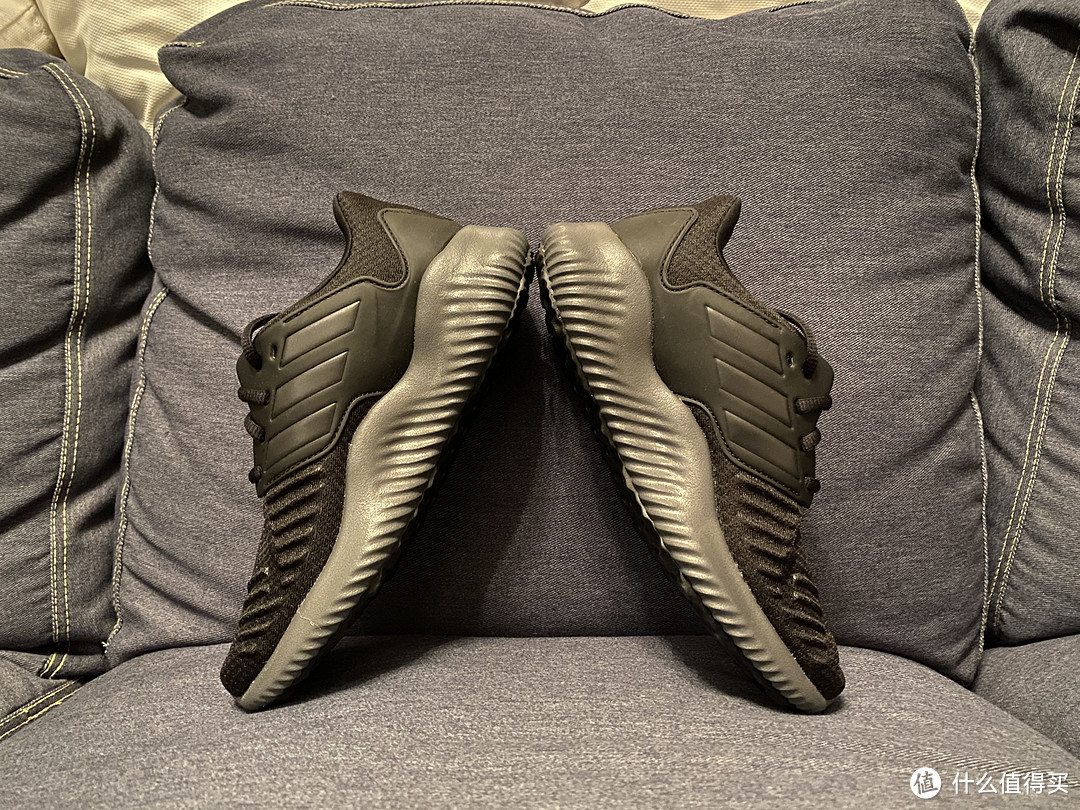 黑色“小椰子”跑鞋！adidas alphabounce