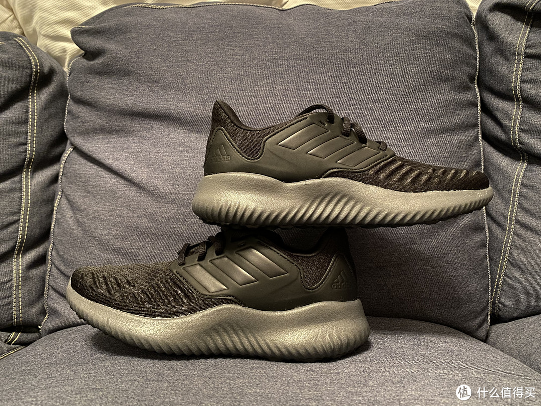 黑色“小椰子”跑鞋！adidas alphabounce