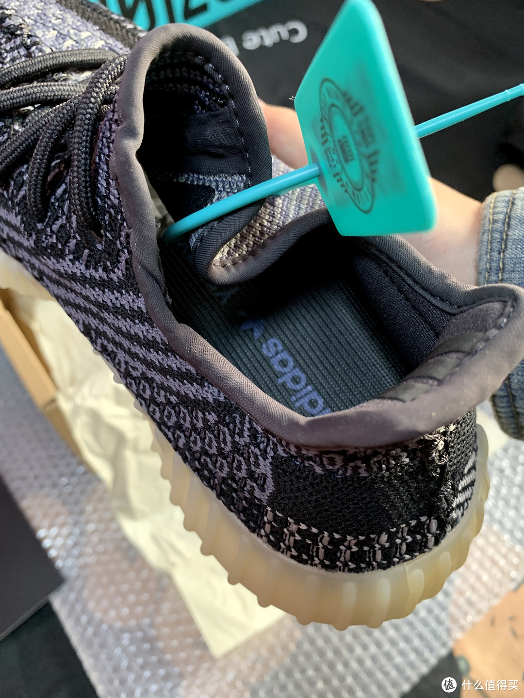 新鞋开箱——Adidas yeezy boost 350 V2 ‘carbon’黑芝麻