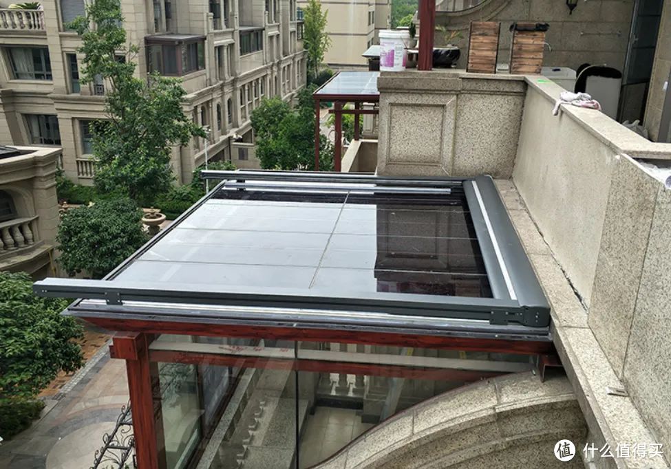 家用雨棚选购：玻璃、耐力板还是可折叠的布雨棚？
