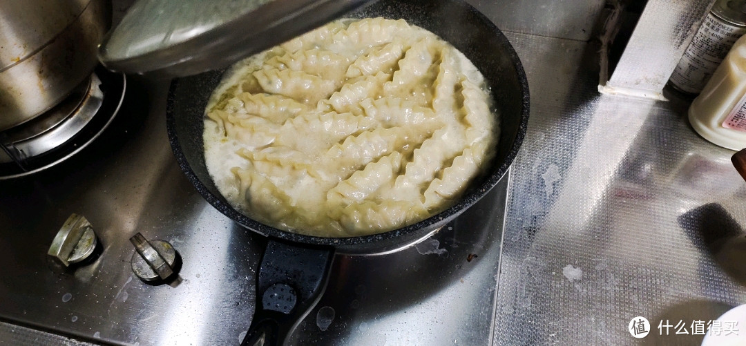 速冻食控亲自买，亲自烹，看看网红必品阁菌菇三鲜水饺做煎饺口味如何？