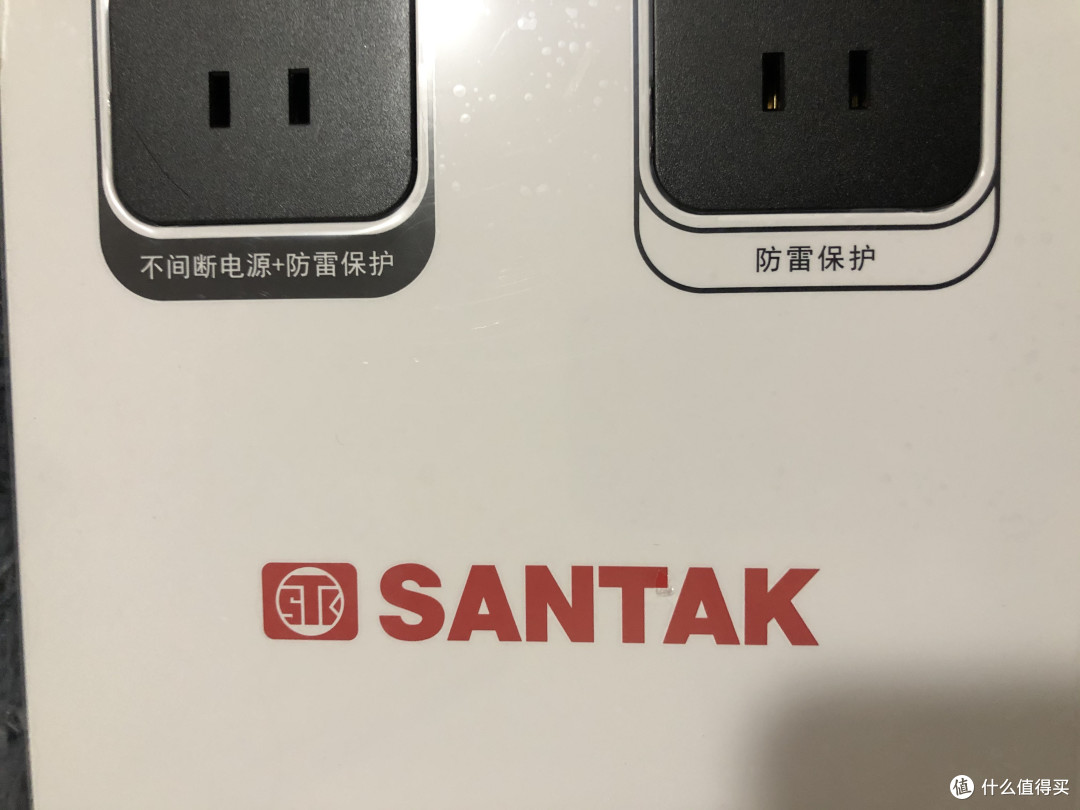 特写一张,有中文标注区分不间断电源和普通防雷插座