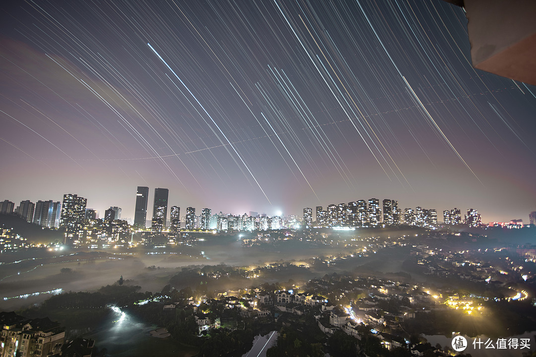 2月29日凌晨5点，仙气弥漫小区，并且还有星空作伴，赶紧拍下来，这张是星空常规堆栈拍法，几百张合成。EOS R