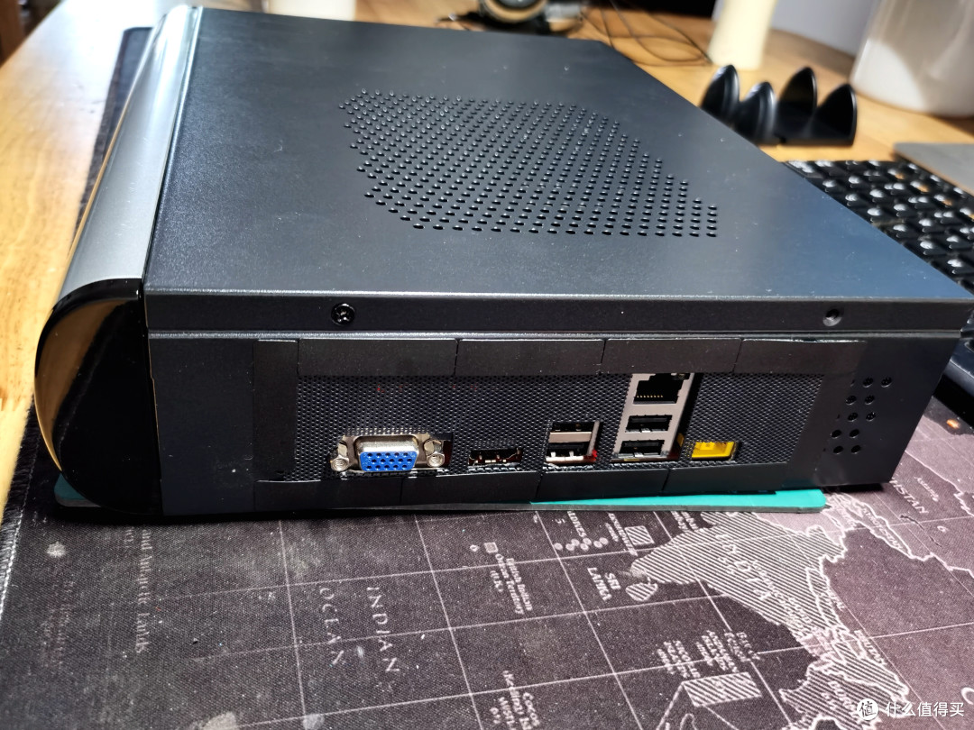 D_SUB、HDMI、USB、网口，联想方口电源接口