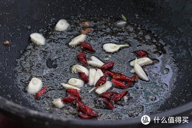 这菜虽然家常但也最受欢迎，跟我这样做，肉嫩菜鲜一盘根本不够吃