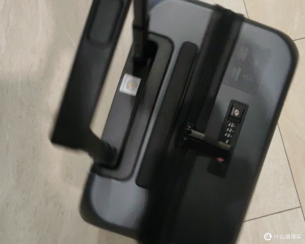 一键开合，随时随地的便利，地平线8号One-Touch第二代前开盖商务登机箱