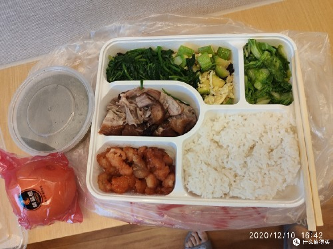 晚餐两荤三素一汤一水果