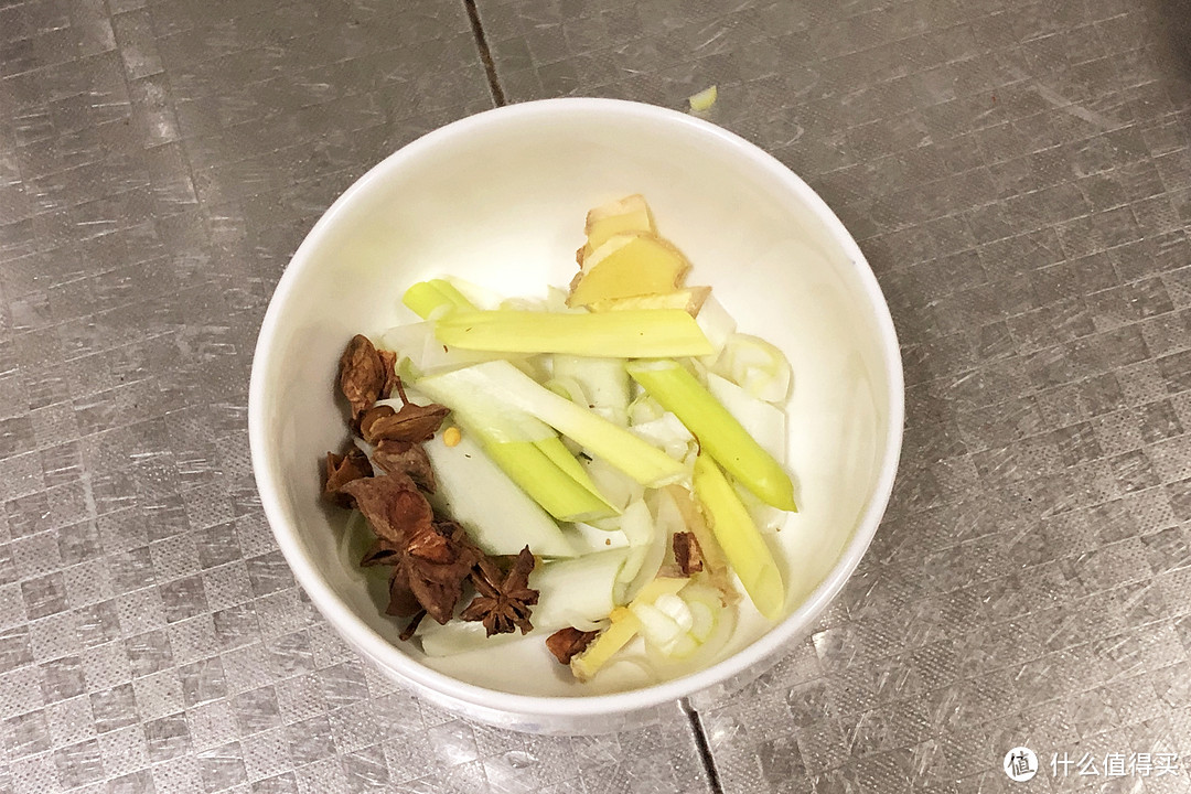 寒冷的冬天,用暖暖的美食抓住你的胃—BUYDEEM北鼎22cm焖炖锅28cm焖焗锅组合套测评体验
