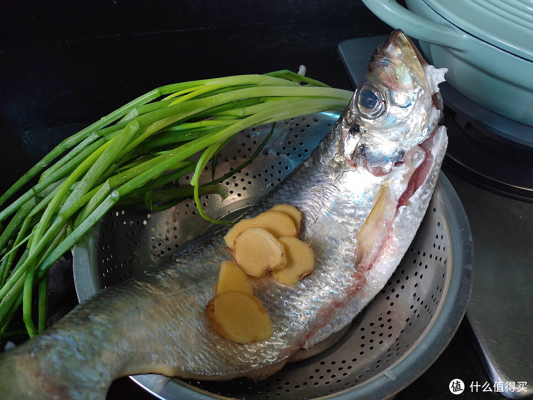 配料：新鲜鳓鱼一条，适量小葱、生姜。