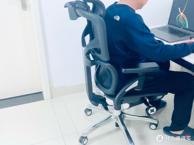 舒服得差点睡着?除了坐着移动,还能躺着旋转。人体工学椅,入手没后悔
