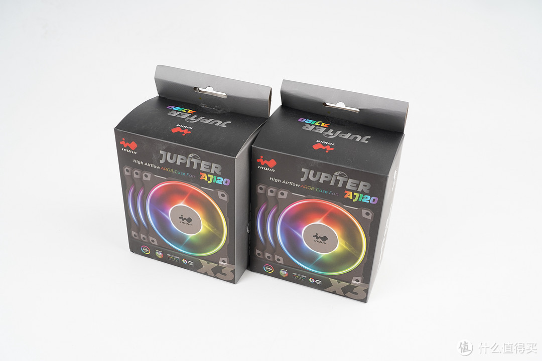 机箱以及冷排风扇全部替换为迎广JUPITER AJ120,主打高风压、高风量和低噪音，同时拥有ARGB幻彩灯效。