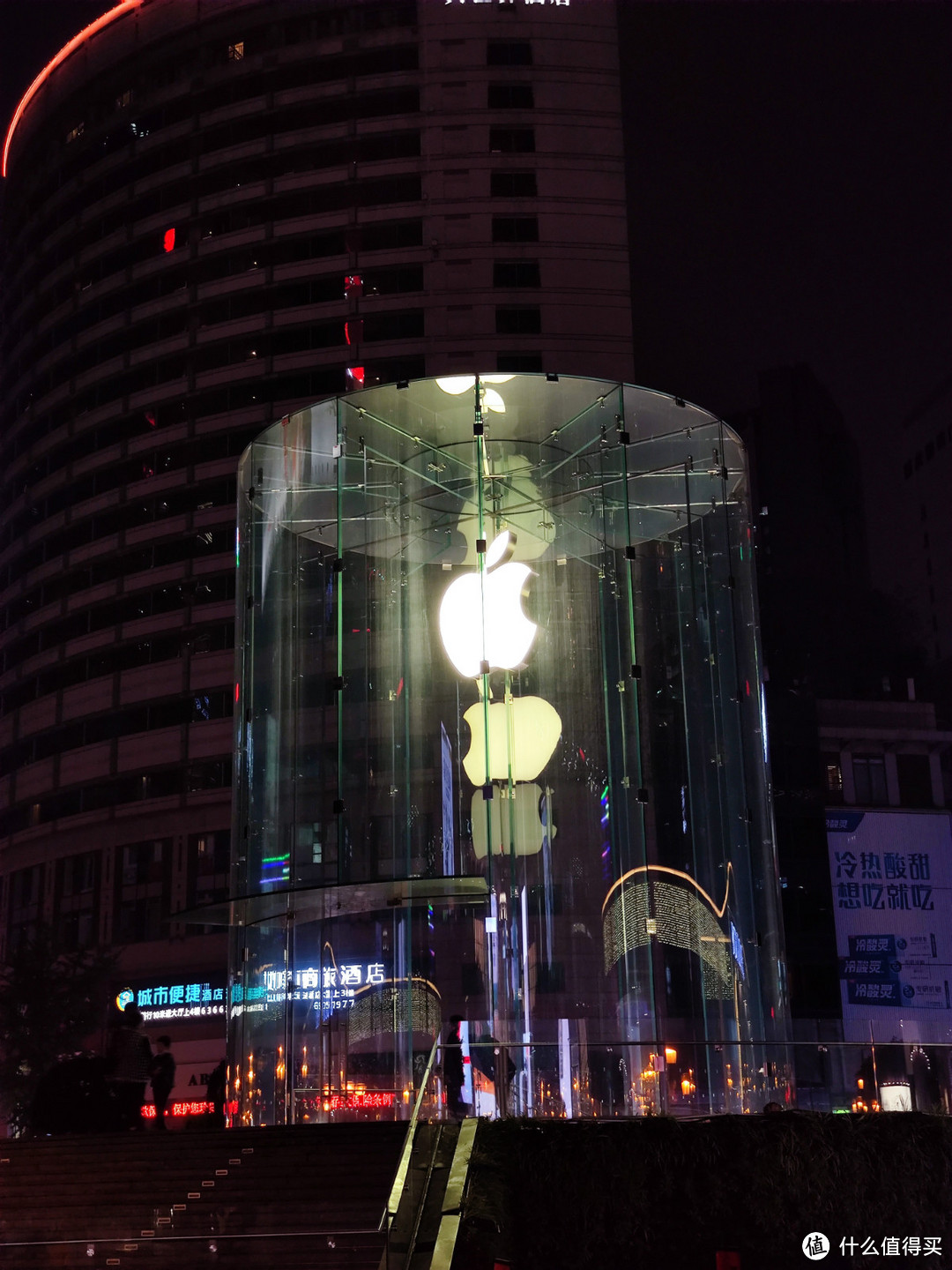 Apple Store解放碑店，玻璃造型特别亮眼