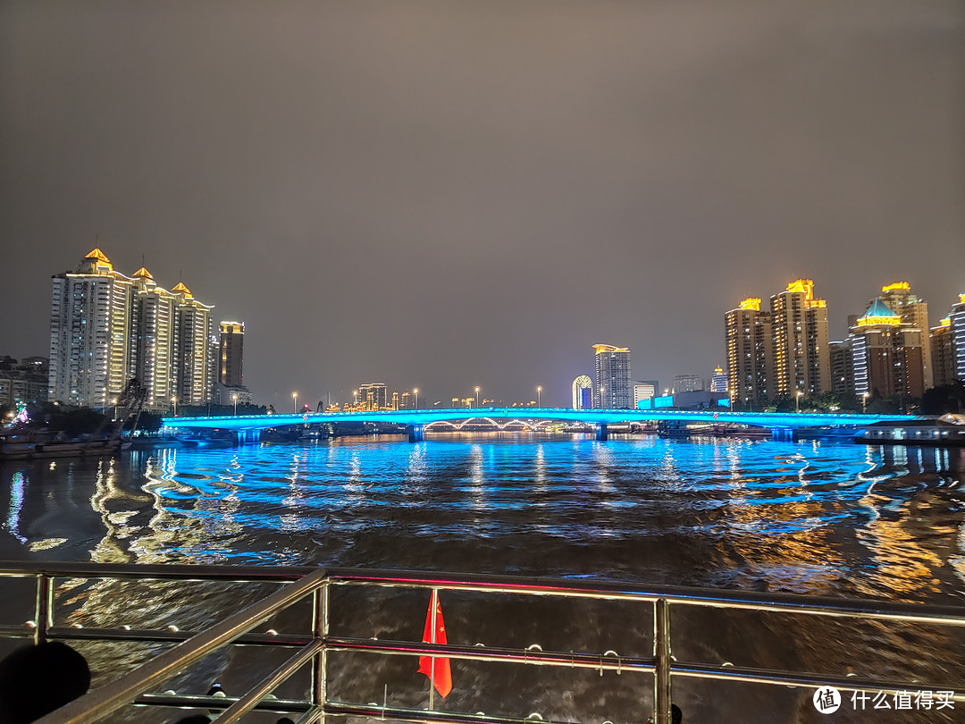 当晚还夜游闽江，游轮上欣赏夜晚的闽江