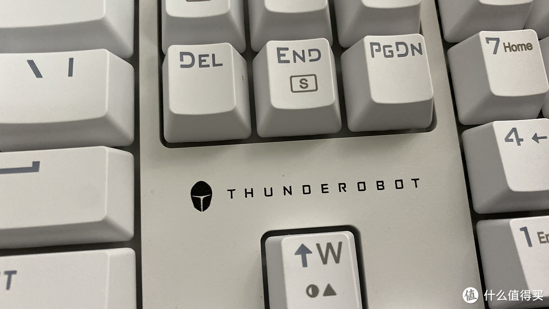 雷神（ThundeRobot）KG3104C 琉璃幻彩机械键盘 首开箱体验