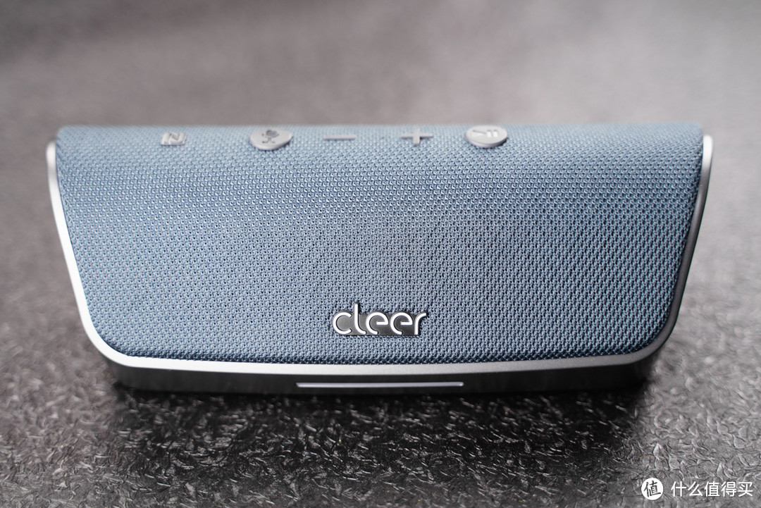 cleer STAGE便携式蓝牙音箱，外观设计时尚独特，支持IPX7级防水